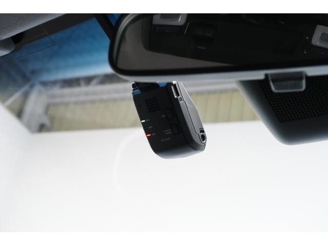 フィット ｅ：ＨＥＶホーム　８インチナビ　前後ドラレコ　ＥＴＣ２．０　バックカメラ　フルセグＴＶ　ＣＤ　ＤＶＤ再生　Ｂｌｕｅｔｏｏｔｈ　ＵＳＢ　認定中古車　１年保証付　ワンオーナー　ＬＥＤヘッドライト　運転支援　クリソナ　ＡＣＣ（4枚目）