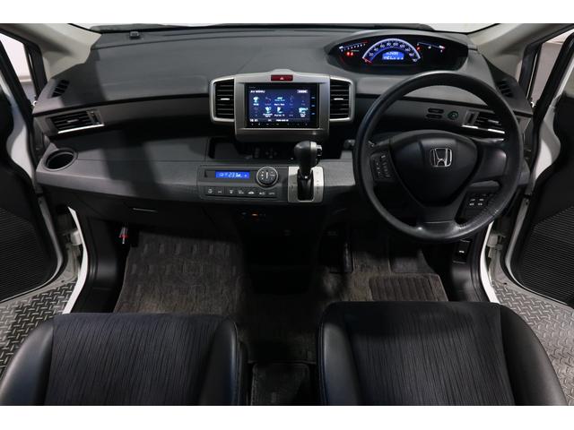 ドライバーを包み込むように、ディスプレーやスイッチ、コンソールを配置。座った瞬間から運転への期待が！空間そのものの心地よさにこだわっています。