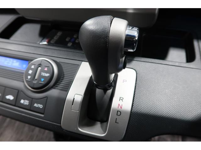 インパネシフトだから視線の移動も少なく足元もスッキリ♪運転席もゆったりしているのでゆとりを持ってドライブできますね！