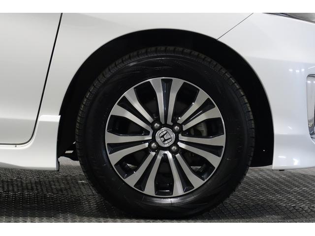 純正アルミホイール装備で足元もバッチリ決まってます！！