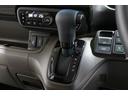 インパネシフトだから視線の移動も少なく足元もスッキリ♪運転席もゆったりしているのでゆとりを持ってドライブできますね!