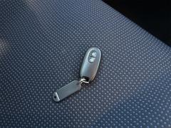 【スマートキー】ボタンを押せば鍵の操作ができるだけでなく、鍵をカバンに入れたままドアハンドルを触ればロック、アンロックが可能！鍵をカバンから出して操作する必要が無いのでスマートの乗り降りが出来ます。 3