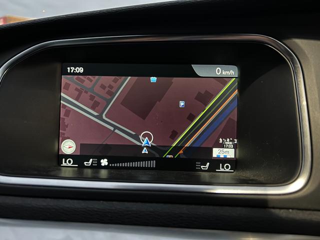 Ｖ４０ Ｄ４　Ｒデザイン　ポールスターエディション　チューンドバイポールスター足廻り　スリットローター　ＯＰリアウイング　ＬＥＤヘッドランプ　ナビ　バックカメラ　クリアランスソナー　オートクルコン　レーンアシスト　シートヒーター　スマートキー（4枚目）