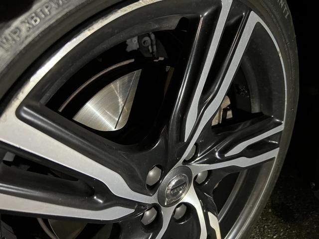 Ｖ４０ Ｄ４　Ｒデザイン　ポールスターエディション　チューンドバイポールスター足廻り　スリットローター　ＯＰリアウイング　ＬＥＤヘッドランプ　ナビ　バックカメラ　クリアランスソナー　オートクルコン　レーンアシスト　シートヒーター　スマートキー（7枚目）