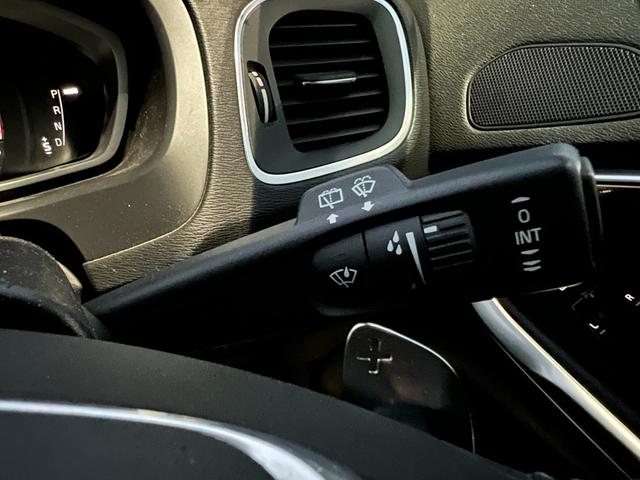 Ｖ４０ Ｄ４　Ｒデザイン　ポールスターエディション　チューンドバイポールスター足廻り　スリットローター　ＯＰリアウイング　ＬＥＤヘッドランプ　ナビ　バックカメラ　クリアランスソナー　オートクルコン　レーンアシスト　シートヒーター　スマートキー（10枚目）