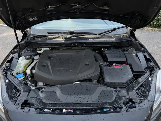 Ｖ４０ Ｄ４　Ｒデザイン　ポールスターエディション　チューンドバイポールスター足廻り　スリットローター　ＯＰリアウイング　ＬＥＤヘッドランプ　ナビ　バックカメラ　クリアランスソナー　オートクルコン　レーンアシスト　シートヒーター　スマートキー（18枚目）
