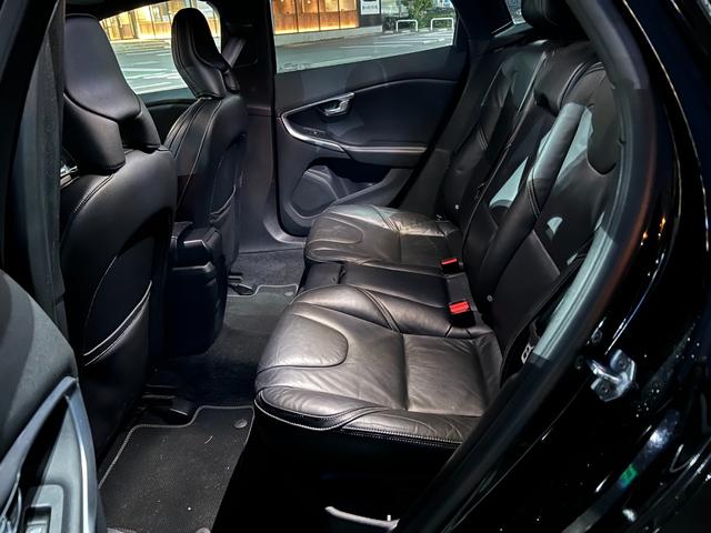 Ｖ４０ Ｄ４　Ｒデザイン　ポールスターエディション　チューンドバイポールスター足廻り　スリットローター　ＯＰリアウイング　ＬＥＤヘッドランプ　ナビ　バックカメラ　クリアランスソナー　オートクルコン　レーンアシスト　シートヒーター　スマートキー（25枚目）