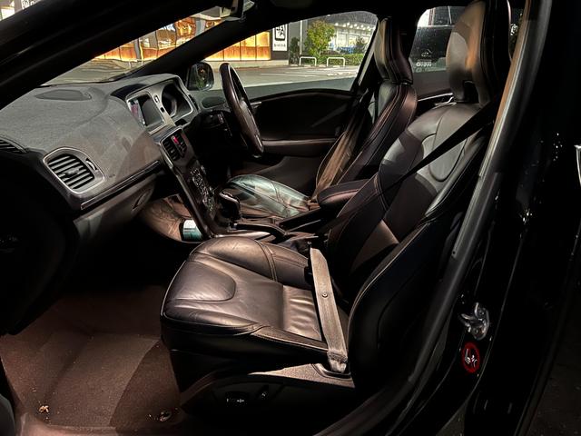 Ｖ４０ Ｄ４　Ｒデザイン　ポールスターエディション　チューンドバイポールスター足廻り　スリットローター　ＯＰリアウイング　ＬＥＤヘッドランプ　ナビ　バックカメラ　クリアランスソナー　オートクルコン　レーンアシスト　シートヒーター　スマートキー（27枚目）
