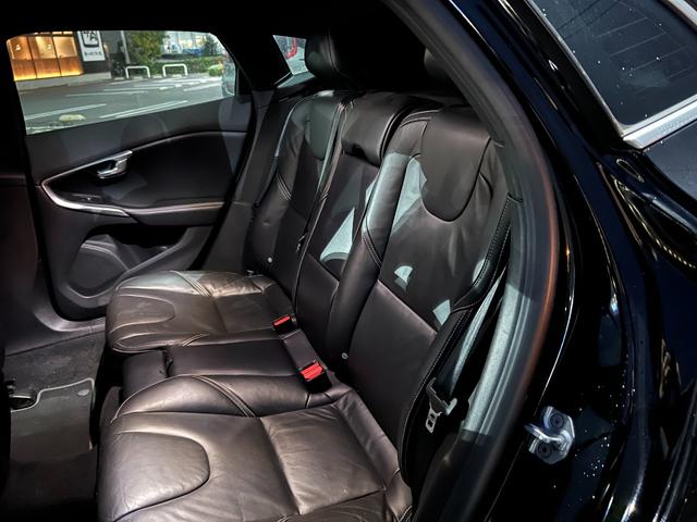 Ｖ４０ Ｄ４　Ｒデザイン　ポールスターエディション　チューンドバイポールスター足廻り　スリットローター　ＯＰリアウイング　ＬＥＤヘッドランプ　ナビ　バックカメラ　クリアランスソナー　オートクルコン　レーンアシスト　シートヒーター　スマートキー（28枚目）