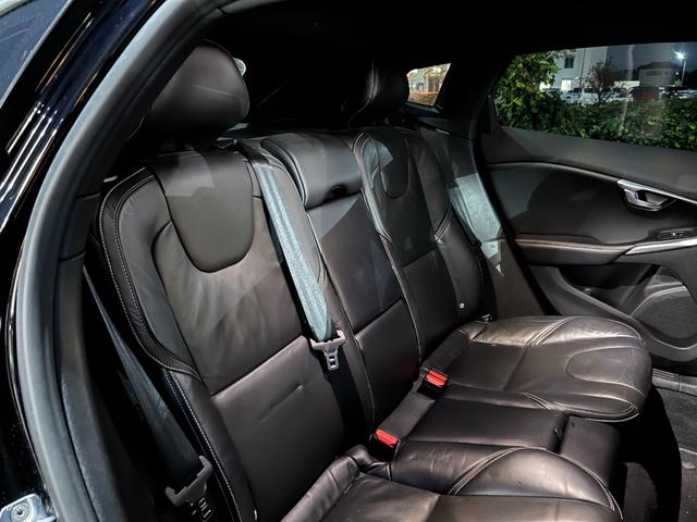 Ｖ４０ Ｄ４　Ｒデザイン　ポールスターエディション　チューンドバイポールスター足廻り　スリットローター　ＯＰリアウイング　ＬＥＤヘッドランプ　ナビ　バックカメラ　クリアランスソナー　オートクルコン　レーンアシスト　シートヒーター　スマートキー（32枚目）