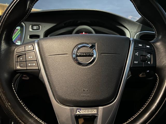 Ｖ４０ Ｄ４　Ｒデザイン　ポールスターエディション　チューンドバイポールスター足廻り　スリットローター　ＯＰリアウイング　ＬＥＤヘッドランプ　ナビ　バックカメラ　クリアランスソナー　オートクルコン　レーンアシスト　シートヒーター　スマートキー（38枚目）
