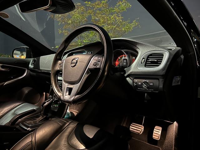 Ｖ４０ Ｄ４　Ｒデザイン　ポールスターエディション　チューンドバイポールスター足廻り　スリットローター　ＯＰリアウイング　ＬＥＤヘッドランプ　ナビ　バックカメラ　クリアランスソナー　オートクルコン　レーンアシスト　シートヒーター　スマートキー（39枚目）