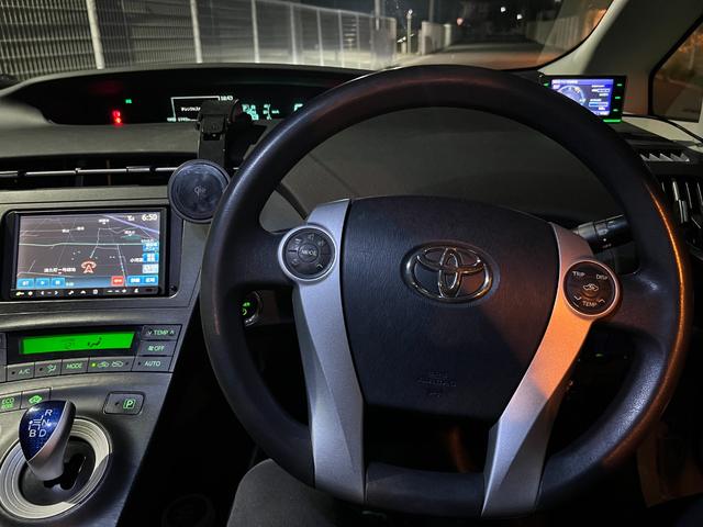 プリウス Ｓ　ＥＴＣ　バックカメラ　ナビ　アルミホイール　ＣＶＴ　スマートキー　電動格納ミラー　盗難防止システム　衝突安全ボディ　ＡＢＳ　ＥＳＣ　エアコン　パワーステアリング　パワーウィンドウ　運転席エアバッグ（2枚目）