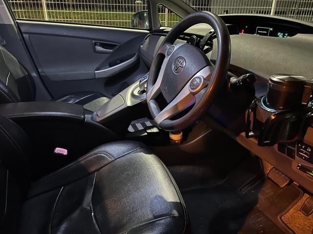 プリウス Ｓ　ＥＴＣ　バックカメラ　ナビ　アルミホイール　ＣＶＴ　スマートキー　電動格納ミラー　盗難防止システム　衝突安全ボディ　ＡＢＳ　ＥＳＣ　エアコン　パワーステアリング　パワーウィンドウ　運転席エアバッグ（3枚目）