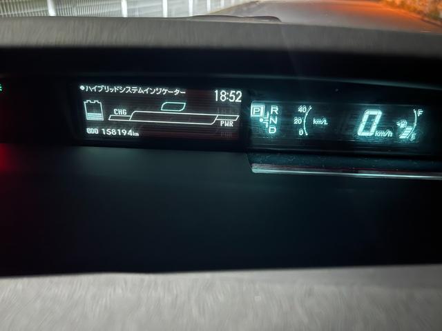 プリウス Ｓ　ＥＴＣ　バックカメラ　ナビ　アルミホイール　ＣＶＴ　スマートキー　電動格納ミラー　盗難防止システム　衝突安全ボディ　ＡＢＳ　ＥＳＣ　エアコン　パワーステアリング　パワーウィンドウ　運転席エアバッグ（4枚目）