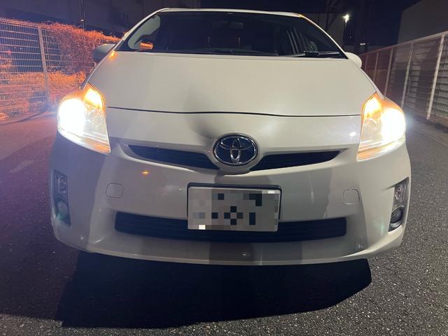 プリウス Ｓ　ＥＴＣ　バックカメラ　ナビ　アルミホイール　ＣＶＴ　スマートキー　電動格納ミラー　盗難防止システム　衝突安全ボディ　ＡＢＳ　ＥＳＣ　エアコン　パワーステアリング　パワーウィンドウ　運転席エアバッグ（5枚目）