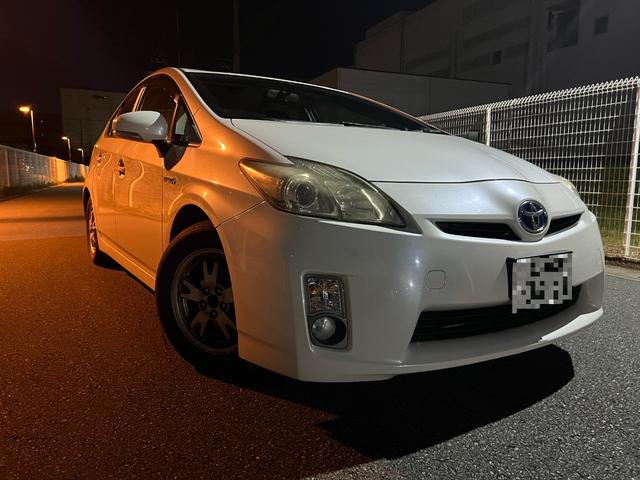 プリウス Ｓ　ＥＴＣ　バックカメラ　ナビ　アルミホイール　ＣＶＴ　スマートキー　電動格納ミラー　盗難防止システム　衝突安全ボディ　ＡＢＳ　ＥＳＣ　エアコン　パワーステアリング　パワーウィンドウ　運転席エアバッグ（6枚目）