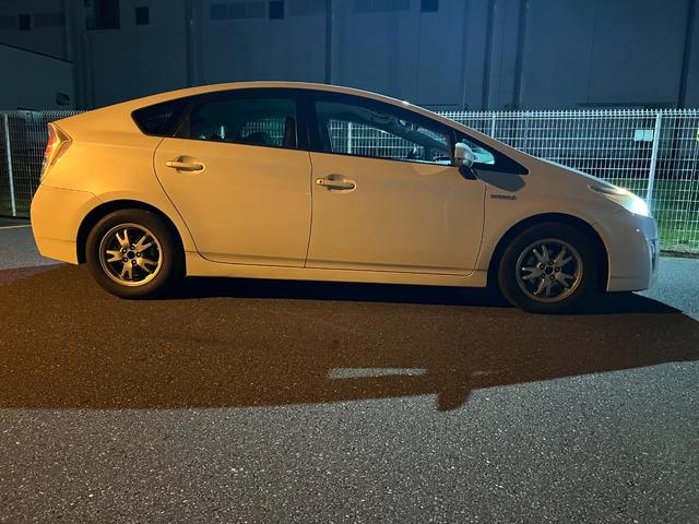 プリウス Ｓ　ＥＴＣ　バックカメラ　ナビ　アルミホイール　ＣＶＴ　スマートキー　電動格納ミラー　盗難防止システム　衝突安全ボディ　ＡＢＳ　ＥＳＣ　エアコン　パワーステアリング　パワーウィンドウ　運転席エアバッグ（7枚目）
