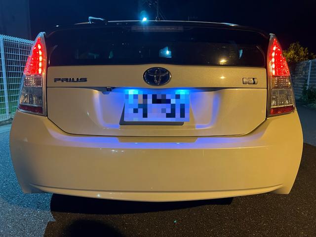 プリウス Ｓ　ＥＴＣ　バックカメラ　ナビ　アルミホイール　ＣＶＴ　スマートキー　電動格納ミラー　盗難防止システム　衝突安全ボディ　ＡＢＳ　ＥＳＣ　エアコン　パワーステアリング　パワーウィンドウ　運転席エアバッグ（9枚目）