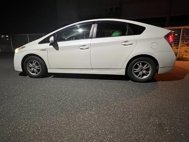 プリウス Ｓ　ＥＴＣ　バックカメラ　ナビ　アルミホイール　ＣＶＴ　スマートキー　電動格納ミラー　盗難防止システム　衝突安全ボディ　ＡＢＳ　ＥＳＣ　エアコン　パワーステアリング　パワーウィンドウ　運転席エアバッグ（11枚目）