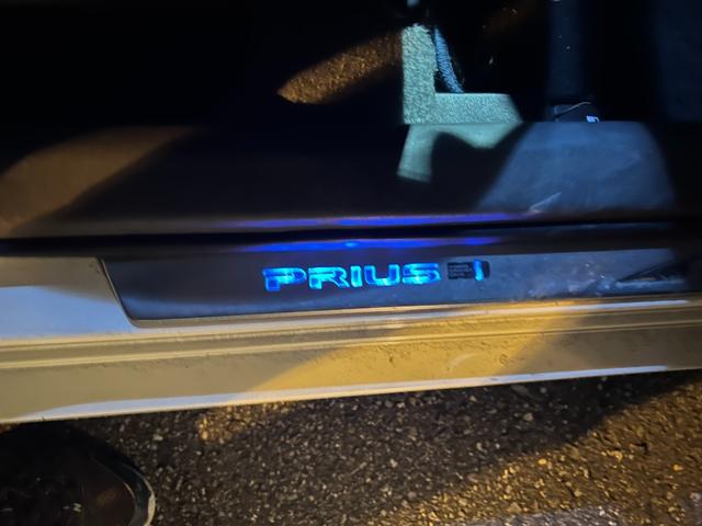 プリウス Ｓ　ＥＴＣ　バックカメラ　ナビ　アルミホイール　ＣＶＴ　スマートキー　電動格納ミラー　盗難防止システム　衝突安全ボディ　ＡＢＳ　ＥＳＣ　エアコン　パワーステアリング　パワーウィンドウ　運転席エアバッグ（12枚目）