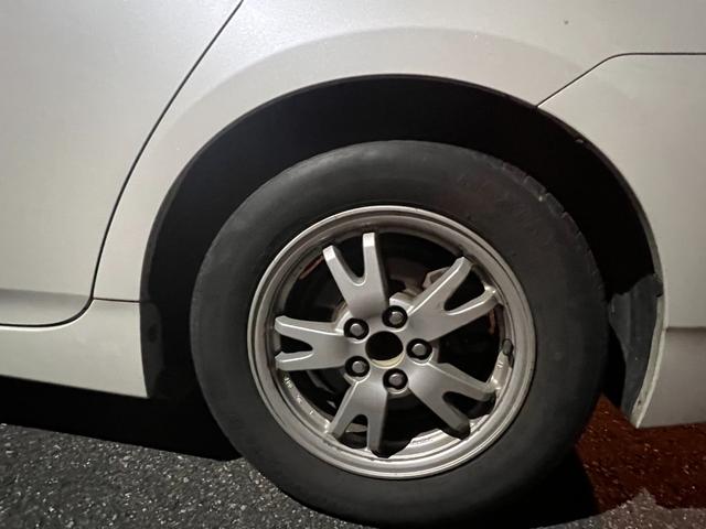 プリウス Ｓ　ＥＴＣ　バックカメラ　ナビ　アルミホイール　ＣＶＴ　スマートキー　電動格納ミラー　盗難防止システム　衝突安全ボディ　ＡＢＳ　ＥＳＣ　エアコン　パワーステアリング　パワーウィンドウ　運転席エアバッグ（15枚目）