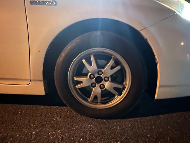 プリウス Ｓ　ＥＴＣ　バックカメラ　ナビ　アルミホイール　ＣＶＴ　スマートキー　電動格納ミラー　盗難防止システム　衝突安全ボディ　ＡＢＳ　ＥＳＣ　エアコン　パワーステアリング　パワーウィンドウ　運転席エアバッグ（16枚目）