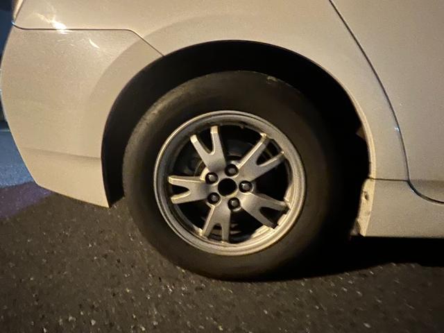 プリウス Ｓ　ＥＴＣ　バックカメラ　ナビ　アルミホイール　ＣＶＴ　スマートキー　電動格納ミラー　盗難防止システム　衝突安全ボディ　ＡＢＳ　ＥＳＣ　エアコン　パワーステアリング　パワーウィンドウ　運転席エアバッグ（17枚目）