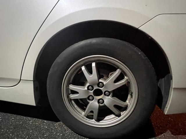 プリウス Ｓ　ＥＴＣ　バックカメラ　ナビ　アルミホイール　ＣＶＴ　スマートキー　電動格納ミラー　盗難防止システム　衝突安全ボディ　ＡＢＳ　ＥＳＣ　エアコン　パワーステアリング　パワーウィンドウ　運転席エアバッグ（18枚目）