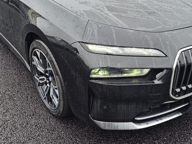 ７シリーズ ７４０ｄ　ｘＤｒｉｖｅ　エクセレンス　４ＷＤ　ＥＴＣ　クリアランスソナー　オートクルーズコントロール　衝突被害軽減システム　全周囲カメラ　ナビ　アルミホイール　ＬＥＤヘッドランプ　サンルーフ　ＡＴ　スマートキー　盗難防止システム（4枚目）