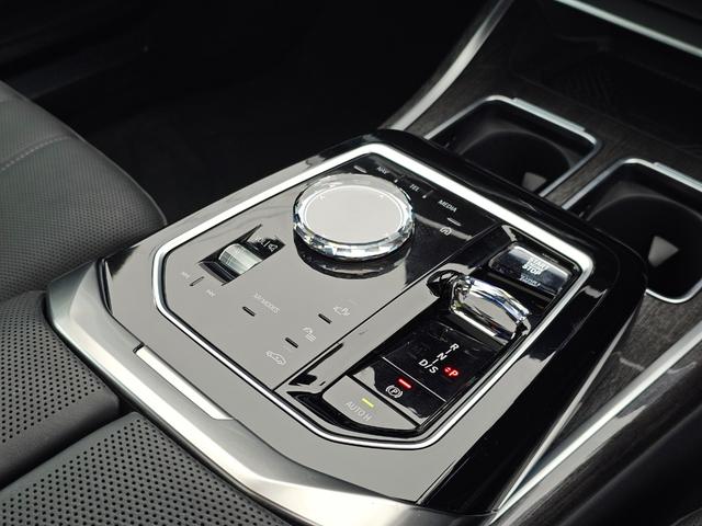 ７シリーズ ７４０ｄ　ｘＤｒｉｖｅ　エクセレンス　４ＷＤ　ＥＴＣ　クリアランスソナー　オートクルーズコントロール　衝突被害軽減システム　全周囲カメラ　ナビ　アルミホイール　ＬＥＤヘッドランプ　サンルーフ　ＡＴ　スマートキー　盗難防止システム（11枚目）