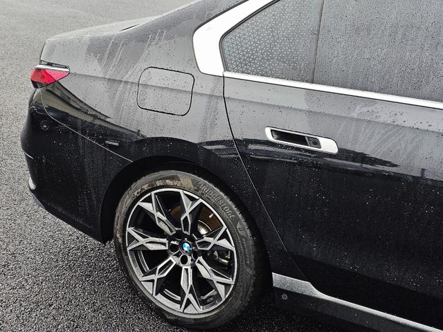 ７シリーズ ７４０ｄ　ｘＤｒｉｖｅ　エクセレンス　４ＷＤ　ＥＴＣ　クリアランスソナー　オートクルーズコントロール　衝突被害軽減システム　全周囲カメラ　ナビ　アルミホイール　ＬＥＤヘッドランプ　サンルーフ　ＡＴ　スマートキー　盗難防止システム（21枚目）