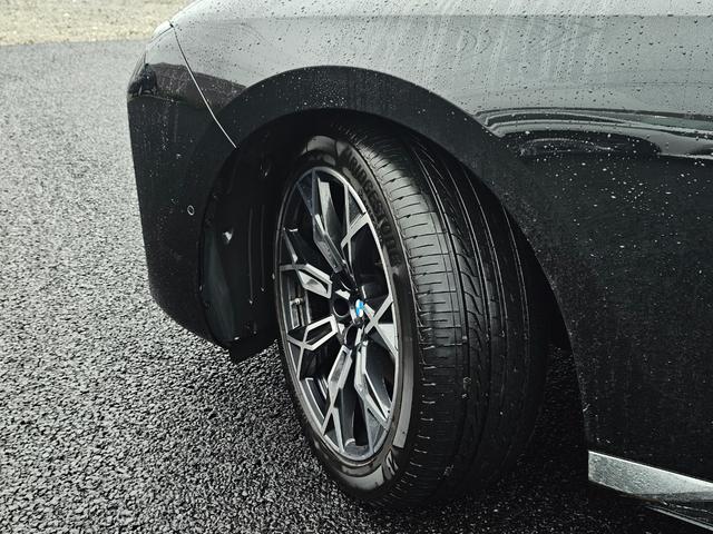 ７シリーズ ７４０ｄ　ｘＤｒｉｖｅ　エクセレンス　４ＷＤ　ＥＴＣ　クリアランスソナー　オートクルーズコントロール　衝突被害軽減システム　全周囲カメラ　ナビ　アルミホイール　ＬＥＤヘッドランプ　サンルーフ　ＡＴ　スマートキー　盗難防止システム（22枚目）