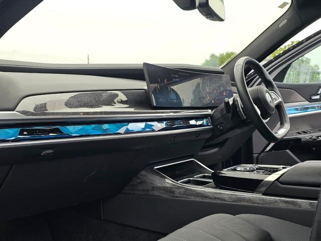 ７シリーズ ７４０ｄ　ｘＤｒｉｖｅ　エクセレンス　４ＷＤ　ＥＴＣ　クリアランスソナー　オートクルーズコントロール　衝突被害軽減システム　全周囲カメラ　ナビ　アルミホイール　ＬＥＤヘッドランプ　サンルーフ　ＡＴ　スマートキー　盗難防止システム（26枚目）