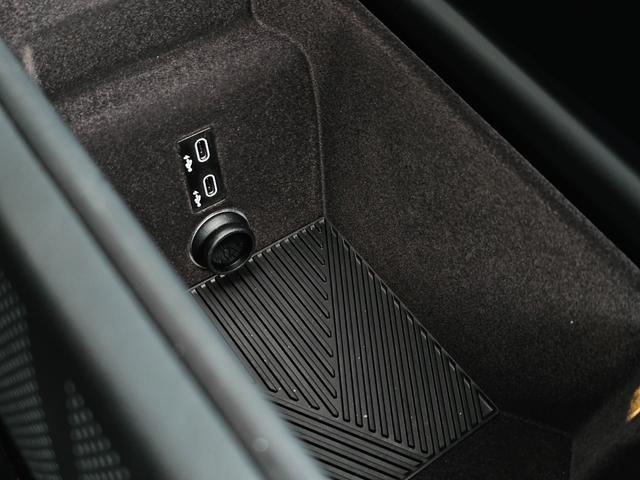 ７シリーズ ７４０ｄ　ｘＤｒｉｖｅ　エクセレンス　４ＷＤ　ＥＴＣ　クリアランスソナー　オートクルーズコントロール　衝突被害軽減システム　全周囲カメラ　ナビ　アルミホイール　ＬＥＤヘッドランプ　サンルーフ　ＡＴ　スマートキー　盗難防止システム（28枚目）