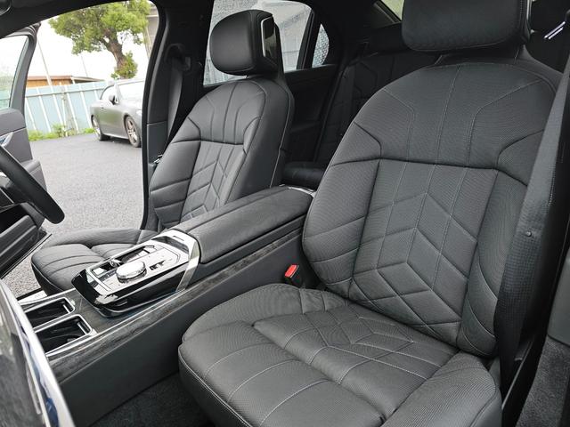 ７シリーズ ７４０ｄ　ｘＤｒｉｖｅ　エクセレンス　４ＷＤ　ＥＴＣ　クリアランスソナー　オートクルーズコントロール　衝突被害軽減システム　全周囲カメラ　ナビ　アルミホイール　ＬＥＤヘッドランプ　サンルーフ　ＡＴ　スマートキー　盗難防止システム（42枚目）