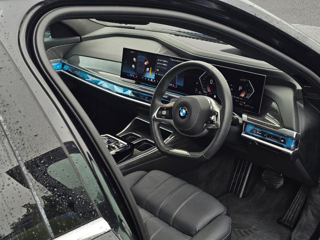 ７シリーズ ７４０ｄ　ｘＤｒｉｖｅ　エクセレンス　４ＷＤ　ＥＴＣ　クリアランスソナー　オートクルーズコントロール　衝突被害軽減システム　全周囲カメラ　ナビ　アルミホイール　ＬＥＤヘッドランプ　サンルーフ　ＡＴ　スマートキー　盗難防止システム（45枚目）