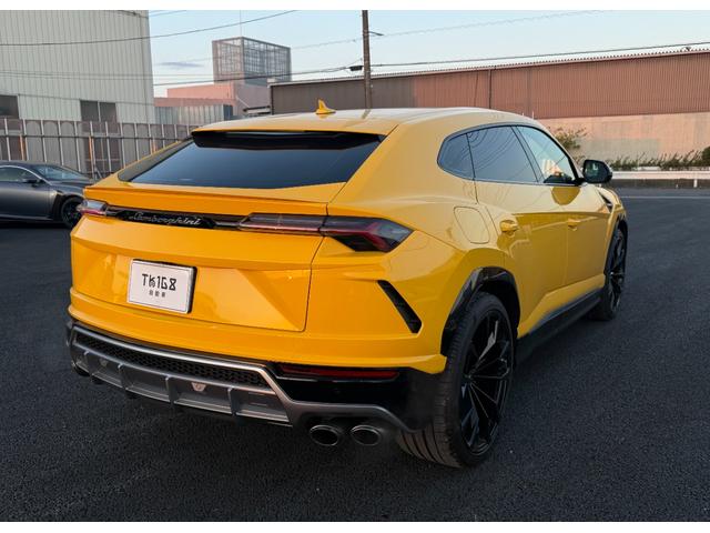 ウルス ベースグレード　左ハンドル　／　２３インチ　Ｒｉｍｓ　Ｔａｉｇｅｔｅ　Ｓｈｉｎｙ　Ｂｌａｃｋ　／　バング＆オルフセン　アドバンスト３Ｄサウンドシステム　／　パノラミックルーフ　／レッドブレーキキャリパー（3枚目）