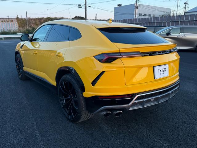 ウルス ベースグレード　左ハンドル　／　２３インチ　Ｒｉｍｓ　Ｔａｉｇｅｔｅ　Ｓｈｉｎｙ　Ｂｌａｃｋ　／　バング＆オルフセン　アドバンスト３Ｄサウンドシステム　／　パノラミックルーフ　／レッドブレーキキャリパー（6枚目）