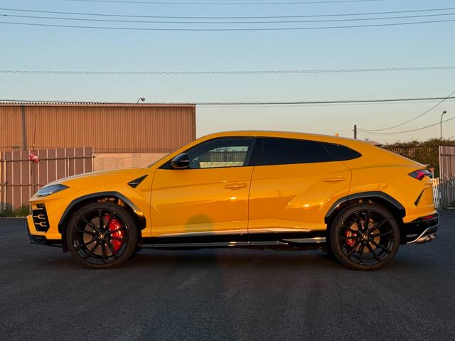 ウルス ベースグレード　左ハンドル　／　２３インチ　Ｒｉｍｓ　Ｔａｉｇｅｔｅ　Ｓｈｉｎｙ　Ｂｌａｃｋ　／　バング＆オルフセン　アドバンスト３Ｄサウンドシステム　／　パノラミックルーフ　／レッドブレーキキャリパー（7枚目）