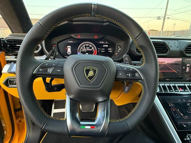 ウルス ベースグレード　左ハンドル　／　２３インチ　Ｒｉｍｓ　Ｔａｉｇｅｔｅ　Ｓｈｉｎｙ　Ｂｌａｃｋ　／　バング＆オルフセン　アドバンスト３Ｄサウンドシステム　／　パノラミックルーフ　／レッドブレーキキャリパー（8枚目）