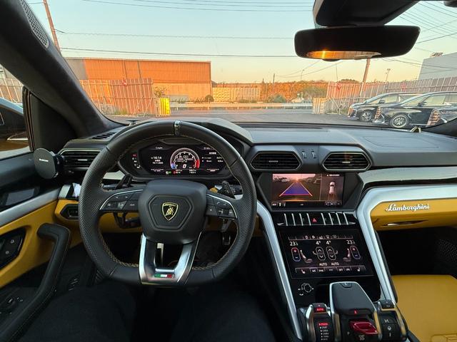 ウルス ベースグレード　左ハンドル　／　２３インチ　Ｒｉｍｓ　Ｔａｉｇｅｔｅ　Ｓｈｉｎｙ　Ｂｌａｃｋ　／　バング＆オルフセン　アドバンスト３Ｄサウンドシステム　／　パノラミックルーフ　／レッドブレーキキャリパー（9枚目）