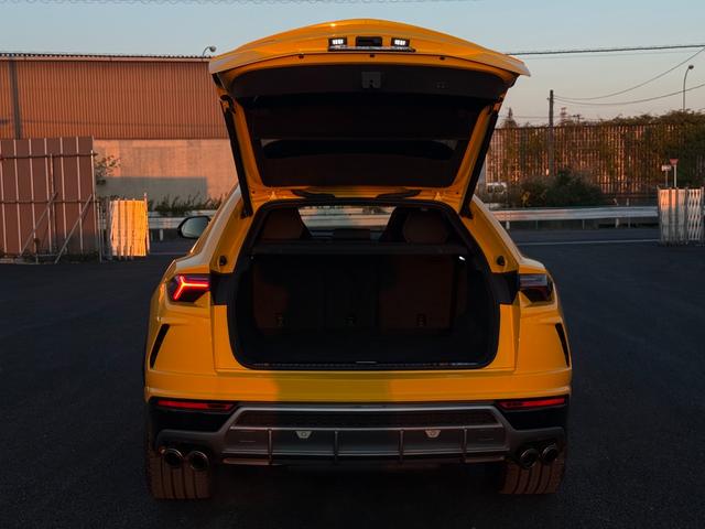 ウルス ベースグレード　左ハンドル　／　２３インチ　Ｒｉｍｓ　Ｔａｉｇｅｔｅ　Ｓｈｉｎｙ　Ｂｌａｃｋ　／　バング＆オルフセン　アドバンスト３Ｄサウンドシステム　／　パノラミックルーフ　／レッドブレーキキャリパー（18枚目）