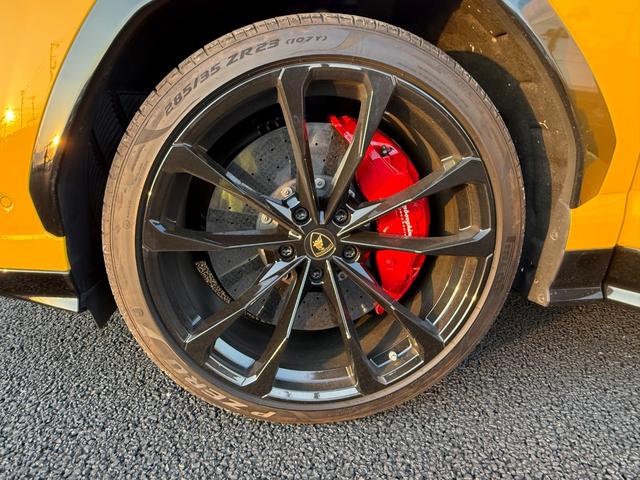 ウルス ベースグレード　左ハンドル　／　２３インチ　Ｒｉｍｓ　Ｔａｉｇｅｔｅ　Ｓｈｉｎｙ　Ｂｌａｃｋ　／　バング＆オルフセン　アドバンスト３Ｄサウンドシステム　／　パノラミックルーフ　／レッドブレーキキャリパー（20枚目）