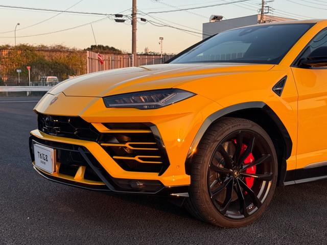 ウルス ベースグレード　左ハンドル　／　２３インチ　Ｒｉｍｓ　Ｔａｉｇｅｔｅ　Ｓｈｉｎｙ　Ｂｌａｃｋ　／　バング＆オルフセン　アドバンスト３Ｄサウンドシステム　／　パノラミックルーフ　／レッドブレーキキャリパー（22枚目）