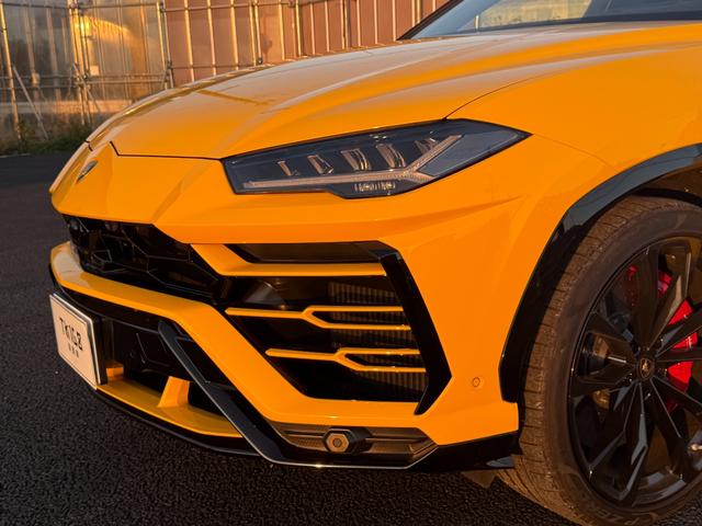 ウルス ベースグレード　左ハンドル　／　２３インチ　Ｒｉｍｓ　Ｔａｉｇｅｔｅ　Ｓｈｉｎｙ　Ｂｌａｃｋ　／　バング＆オルフセン　アドバンスト３Ｄサウンドシステム　／　パノラミックルーフ　／レッドブレーキキャリパー（23枚目）