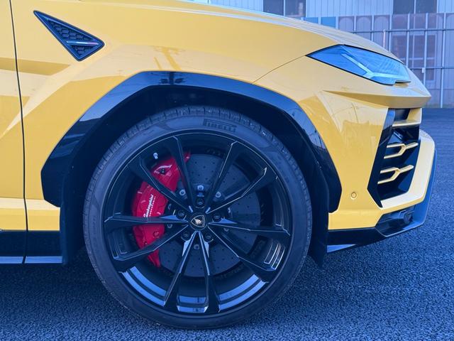 ウルス ベースグレード　左ハンドル　／　２３インチ　Ｒｉｍｓ　Ｔａｉｇｅｔｅ　Ｓｈｉｎｙ　Ｂｌａｃｋ　／　バング＆オルフセン　アドバンスト３Ｄサウンドシステム　／　パノラミックルーフ　／レッドブレーキキャリパー（33枚目）