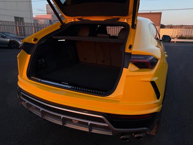 ウルス ベースグレード　左ハンドル　／　２３インチ　Ｒｉｍｓ　Ｔａｉｇｅｔｅ　Ｓｈｉｎｙ　Ｂｌａｃｋ　／　バング＆オルフセン　アドバンスト３Ｄサウンドシステム　／　パノラミックルーフ　／レッドブレーキキャリパー（35枚目）