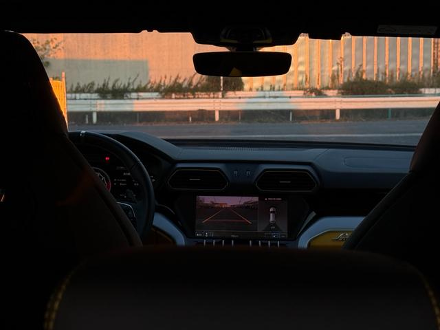 ウルス ベースグレード　左ハンドル　／　２３インチ　Ｒｉｍｓ　Ｔａｉｇｅｔｅ　Ｓｈｉｎｙ　Ｂｌａｃｋ　／　バング＆オルフセン　アドバンスト３Ｄサウンドシステム　／　パノラミックルーフ　／レッドブレーキキャリパー（37枚目）