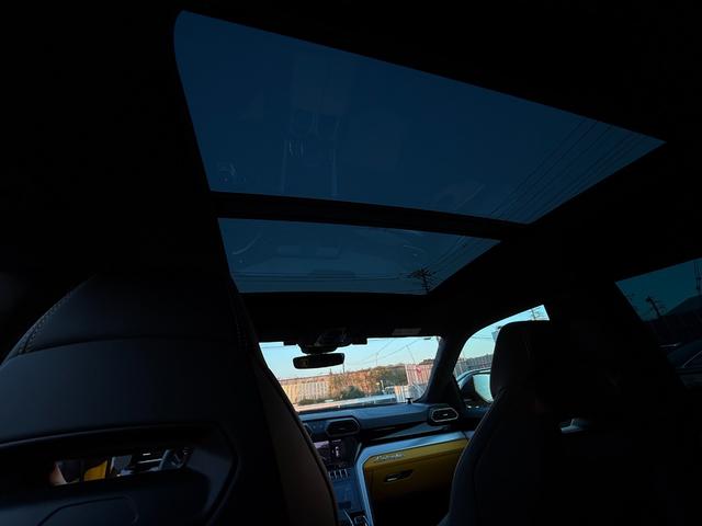 ウルス ベースグレード　左ハンドル　／　２３インチ　Ｒｉｍｓ　Ｔａｉｇｅｔｅ　Ｓｈｉｎｙ　Ｂｌａｃｋ　／　バング＆オルフセン　アドバンスト３Ｄサウンドシステム　／　パノラミックルーフ　／レッドブレーキキャリパー（38枚目）